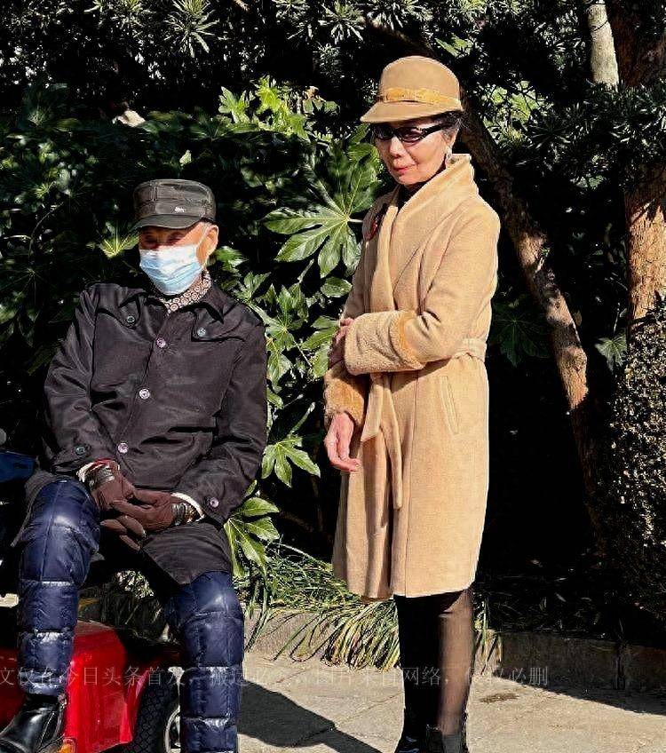 看了50岁孟晚舟的穿搭发现,没有黑丝袜和热裤,外套更显优雅_大衣_风格