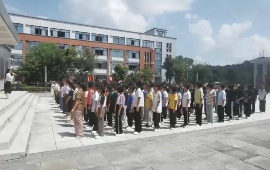 寻乌县第三中学:开展消防安全演练 筑牢校园安全防线_疏散_活动_进行