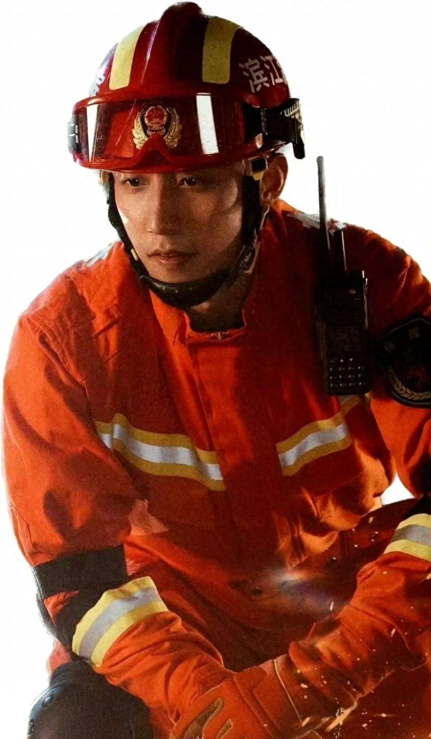 黄景瑜演消防员的松弛感,他不像是演的_林陆骁_帅而_帅哥