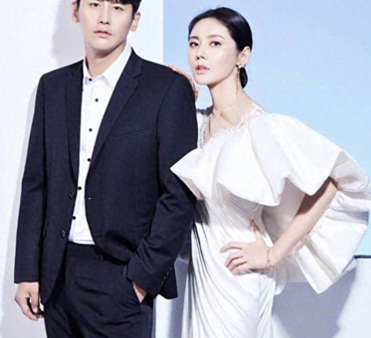 秋瓷炫夫妇现身机场,女方包裹严实显低调,于晓光忙前忙后超宠妻_老公