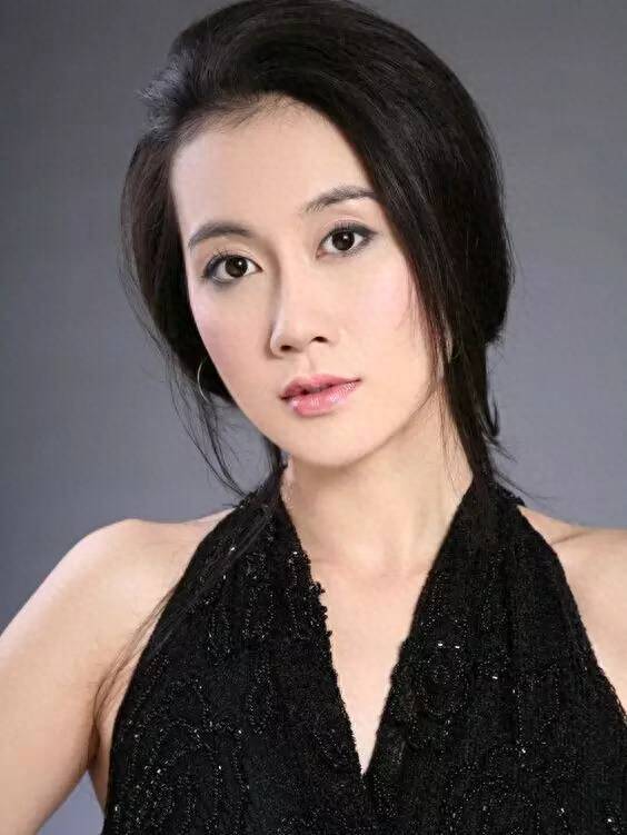 温峥嵘顶着一张"御姐脸",也是不少人喜欢的类型,她与姚刚在《非亲姐妹