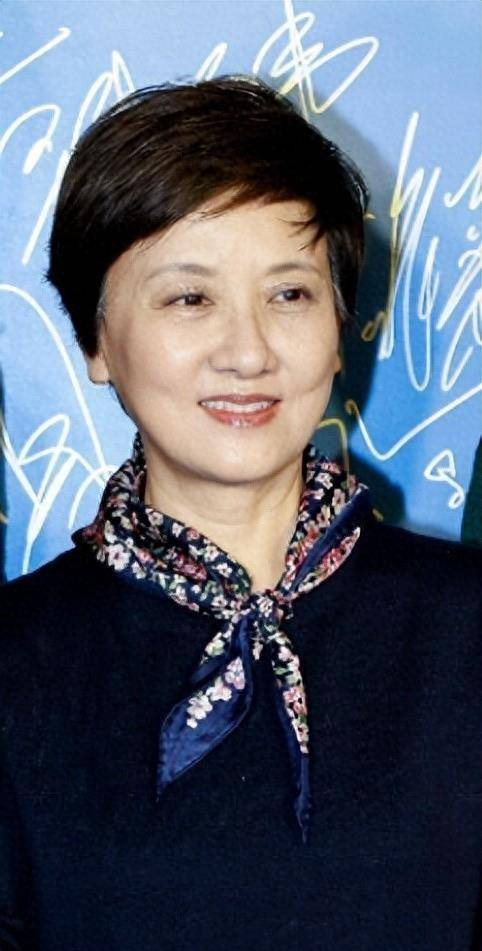 65岁的邓婕自然而然地优雅老去!