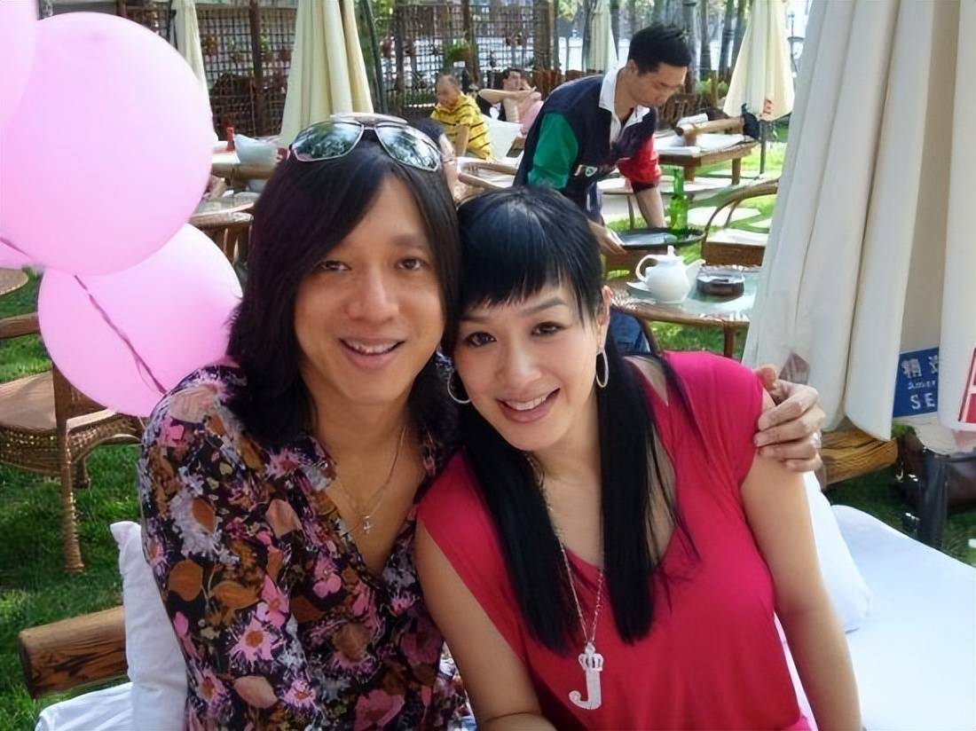 2001年,钟丽缇与台湾音乐人严铮相识.