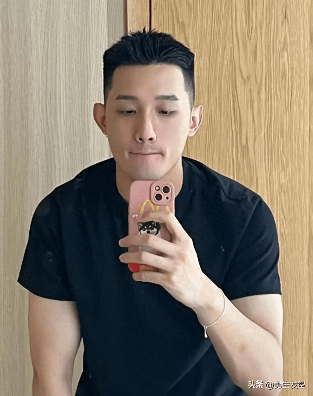 脸型比较棱角分明的男生可以选择露额头的发型.