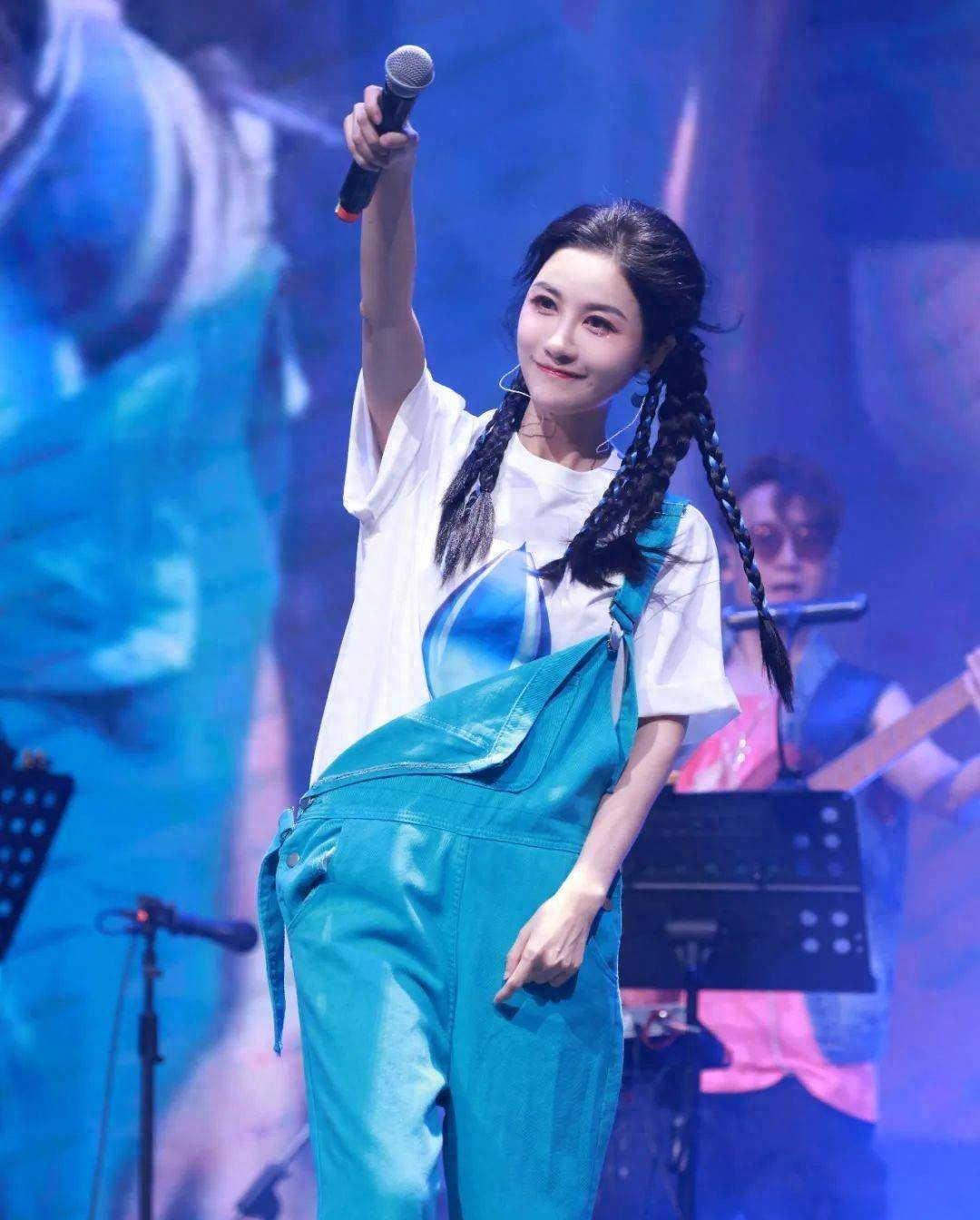 广东台美女主持,颜值与才华并存,主持风格全面,网友:宝藏女孩_林琳