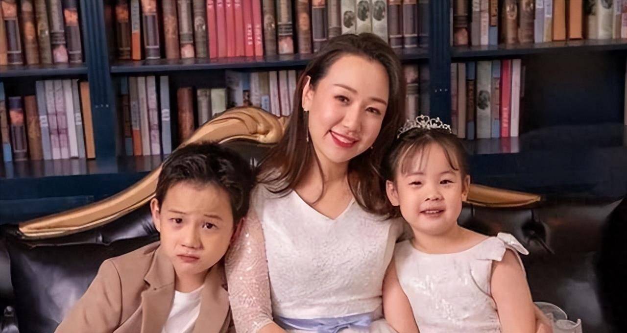 靳东儿子叫靳小爷,但都败给了杨澜儿女的名字_孩子_女儿_明星