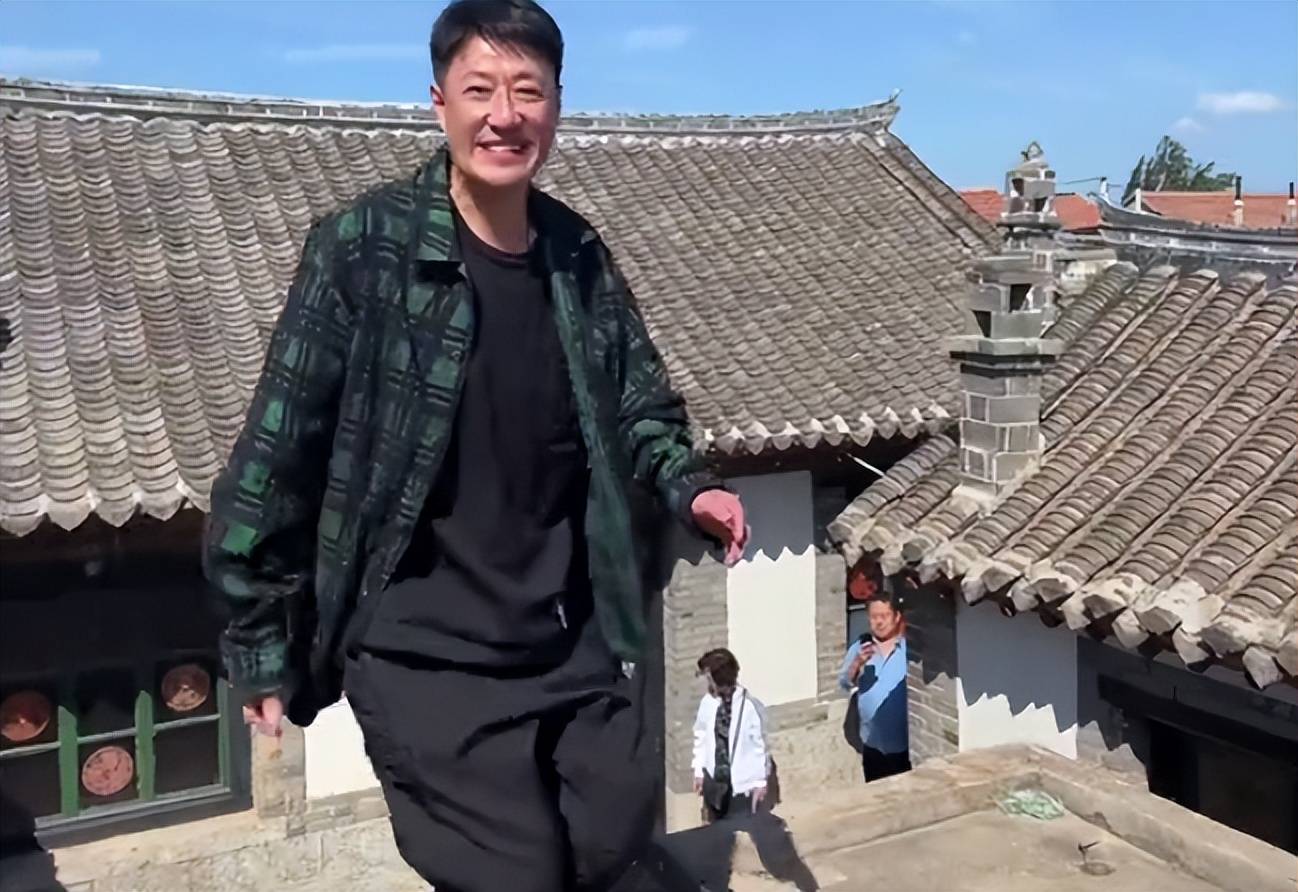 于震夫妇回山东老家,站房顶扭腰热舞放飞自我,家庭氛围引人羡慕_时候