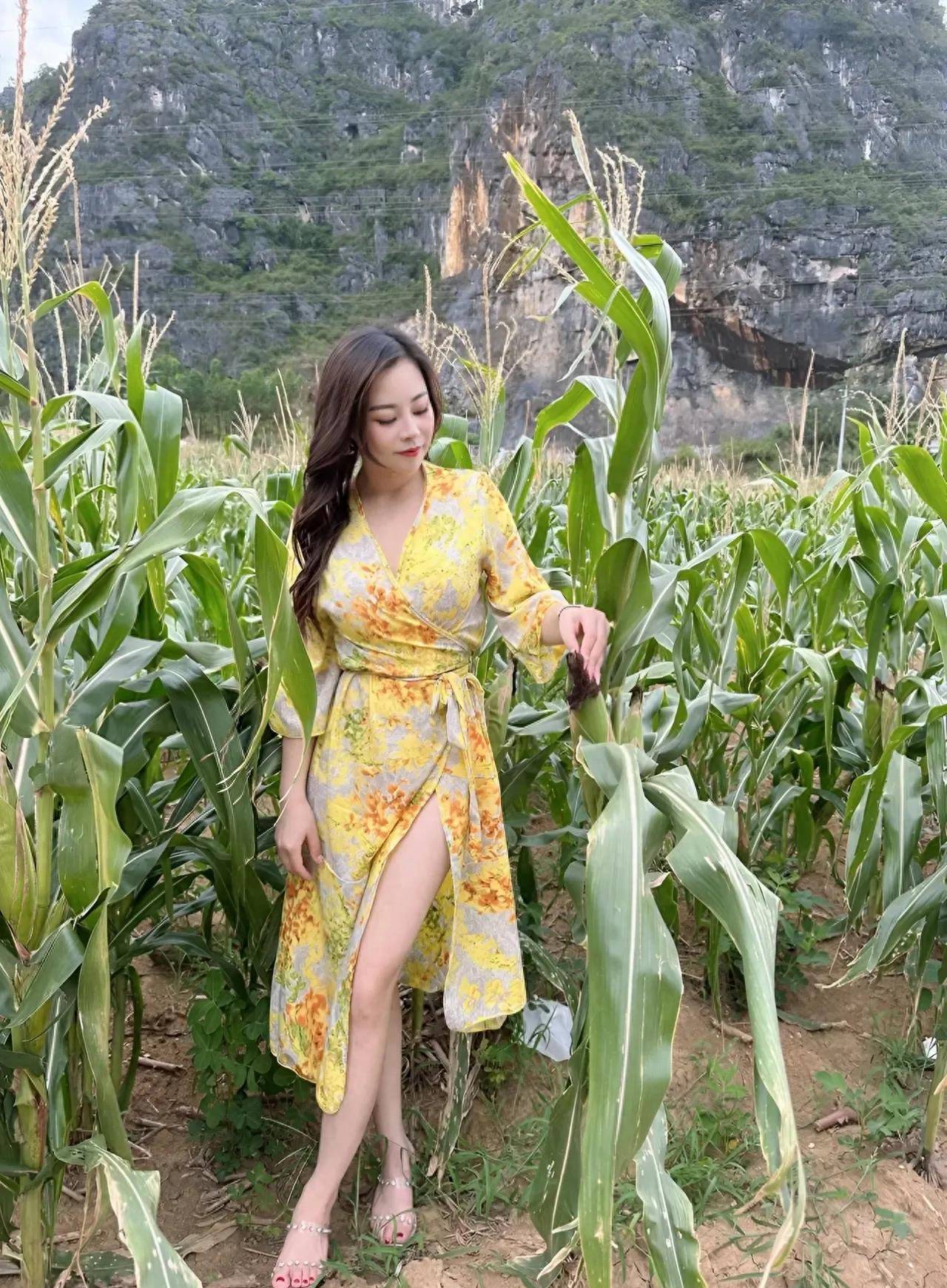 金黄稻田一个令人心碎的故事主角是高跟鞋美女