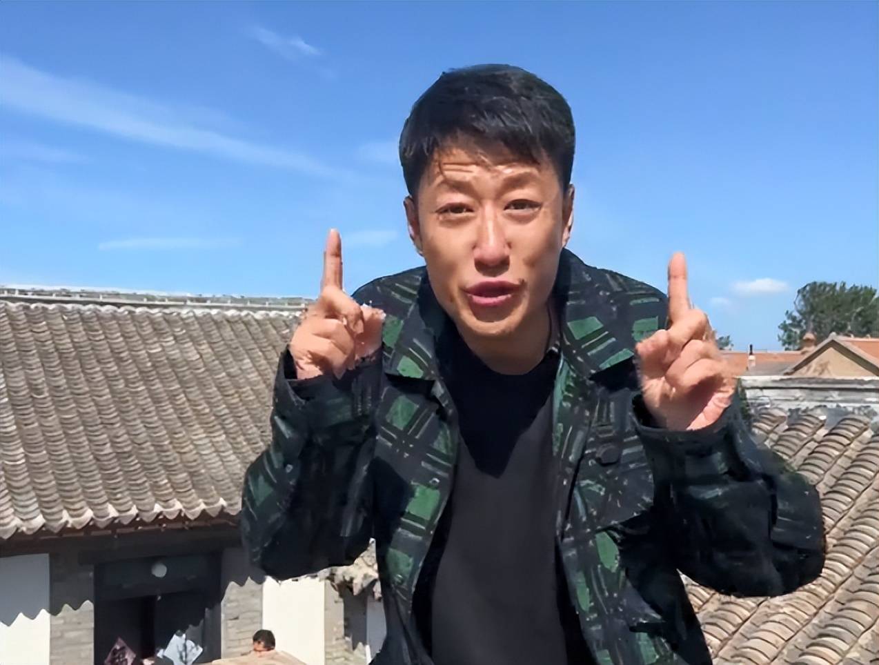于震带娇妻回山东,祖宅白墙青瓦像四合院,站楼顶热舞被指不正经_老家