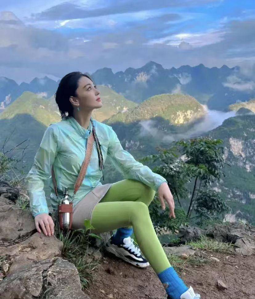 张馨予晒广西壮美风景照,一身绿打扮好时髦,照片都来自老公!