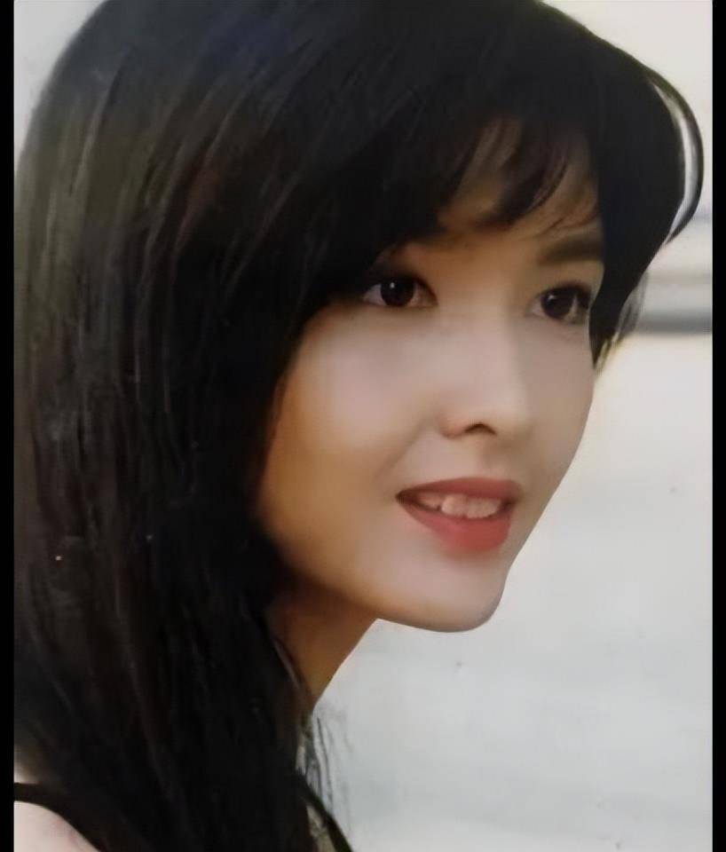 与林子祥,郑裕玲共同主演的爱情喜剧片《三人世界》是周慧敏的电影