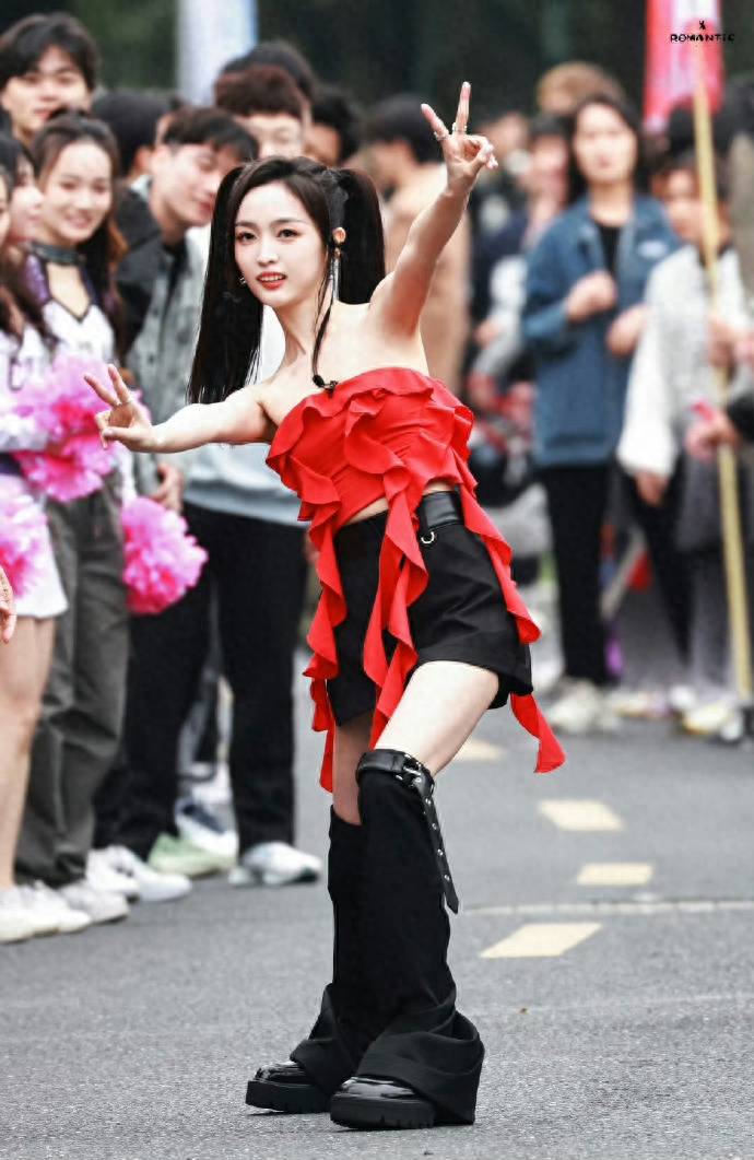 吴宣仪太敢穿了,红色露背绑带抹胸黑短裙扎双马尾,笑得合不拢嘴_个性