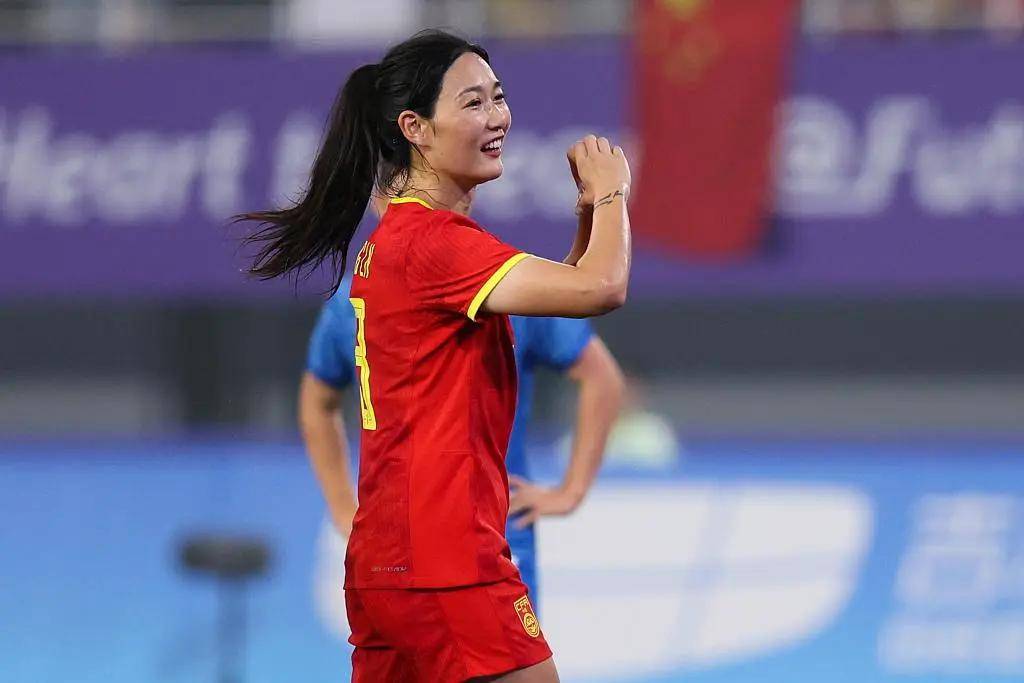 在同一时间段,中国女足对阵蒙古女足的比赛中,杨莉娜也