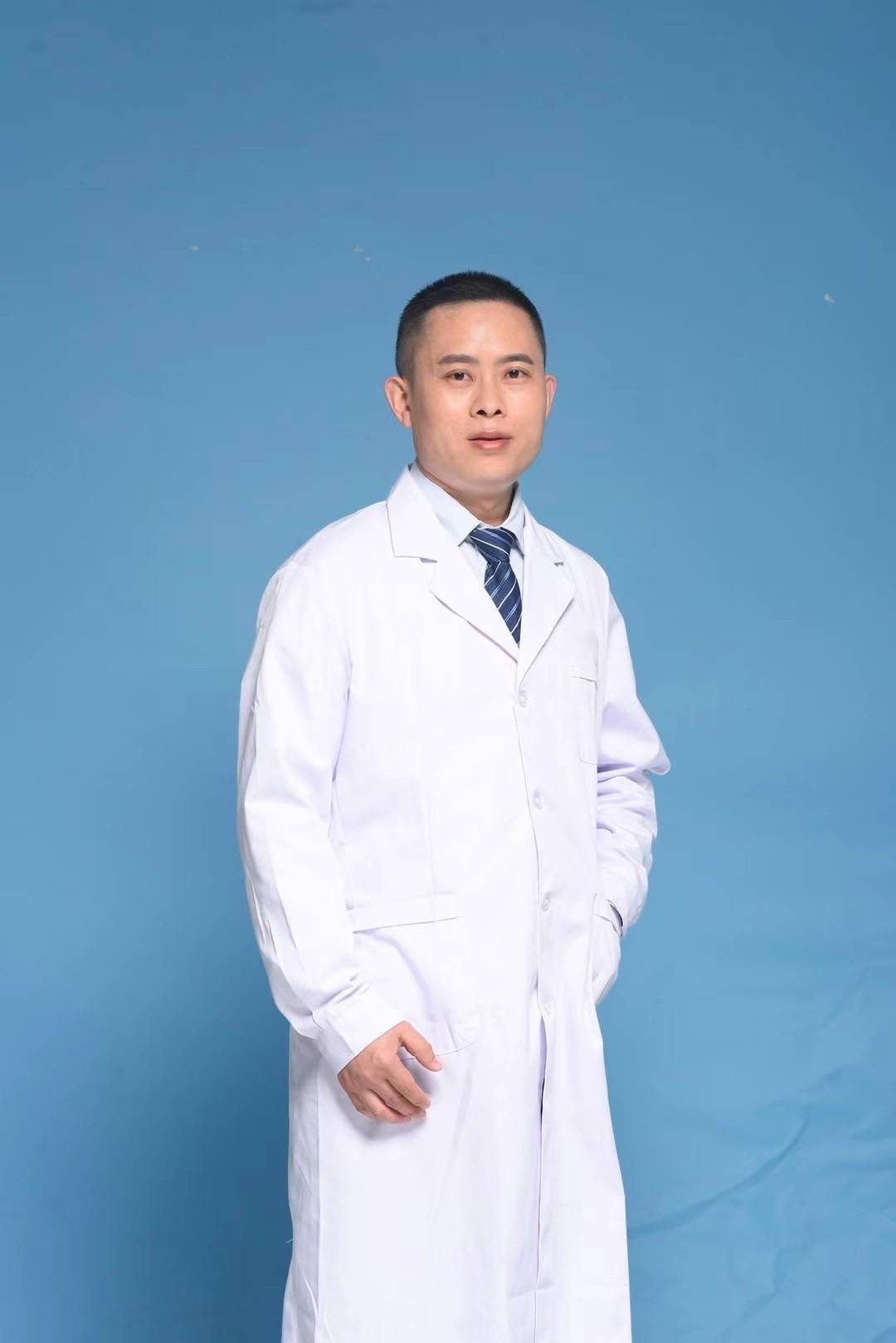 后拜师王子明,跟随恩师学习了四维三通正骨埋线技术,回到重庆家乡开办