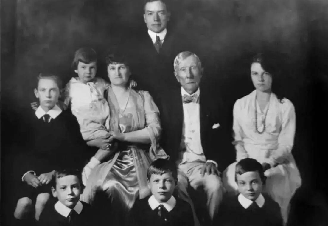 洛克菲勒家族:靠石油发家的美国财阀,家族从未有过内斗风波_公司_炼油