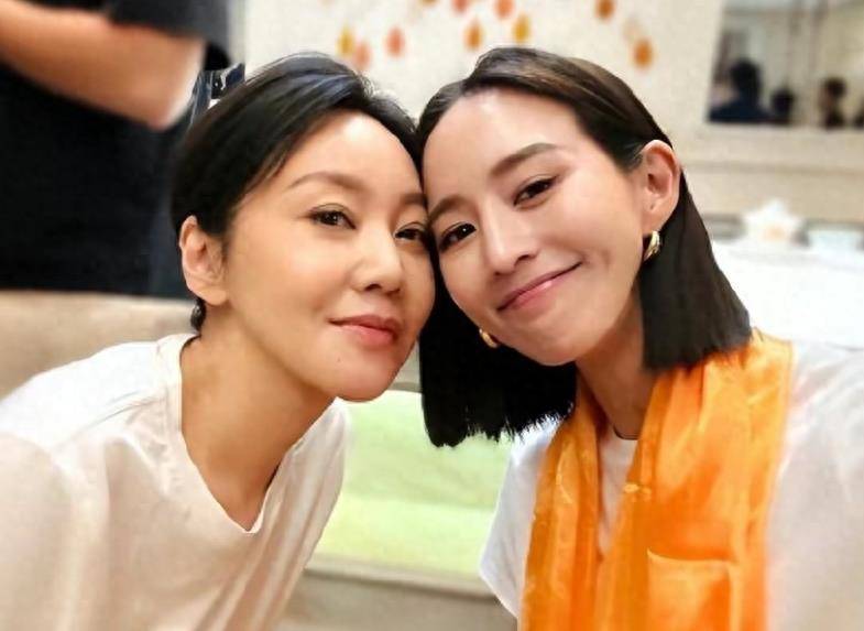 曝52岁闫妮宣布和44岁李晨恋爱?