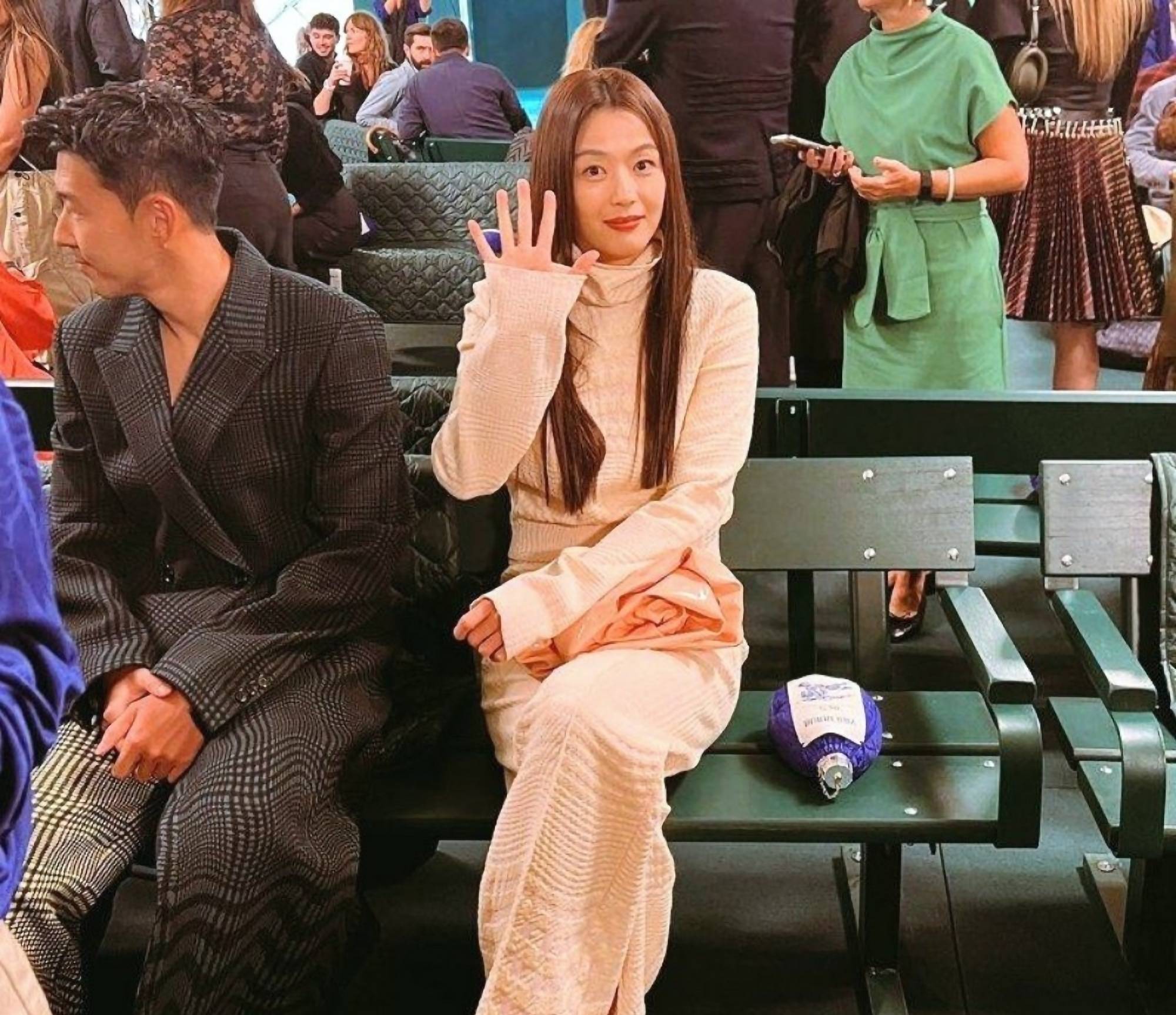 巴黎时装周,孙兴慜和全智贤同框,二人引发粉丝热议!_足球_明星_形象