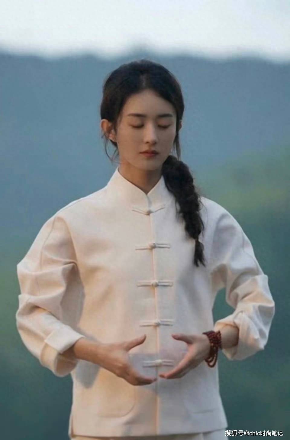 杨幂不愧是穿搭女王,超多女明星的新中式穿搭,古典有韵味_设计_旗袍