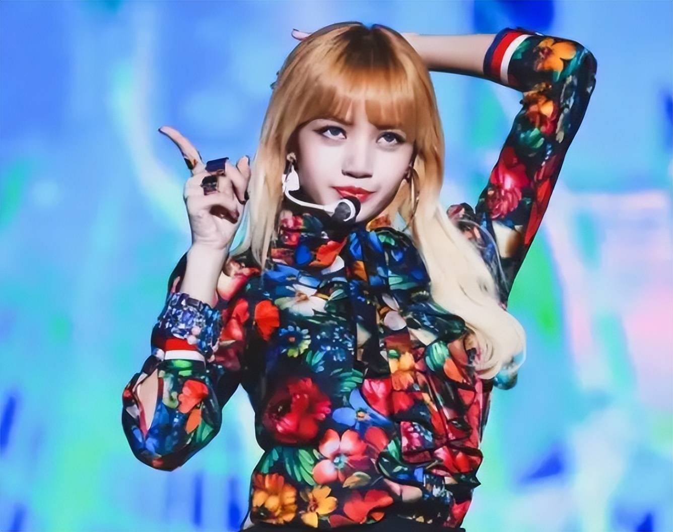 跃欲试的感觉,并且从当时曝光的画面来看,大家发现这次lisa带妈妈去