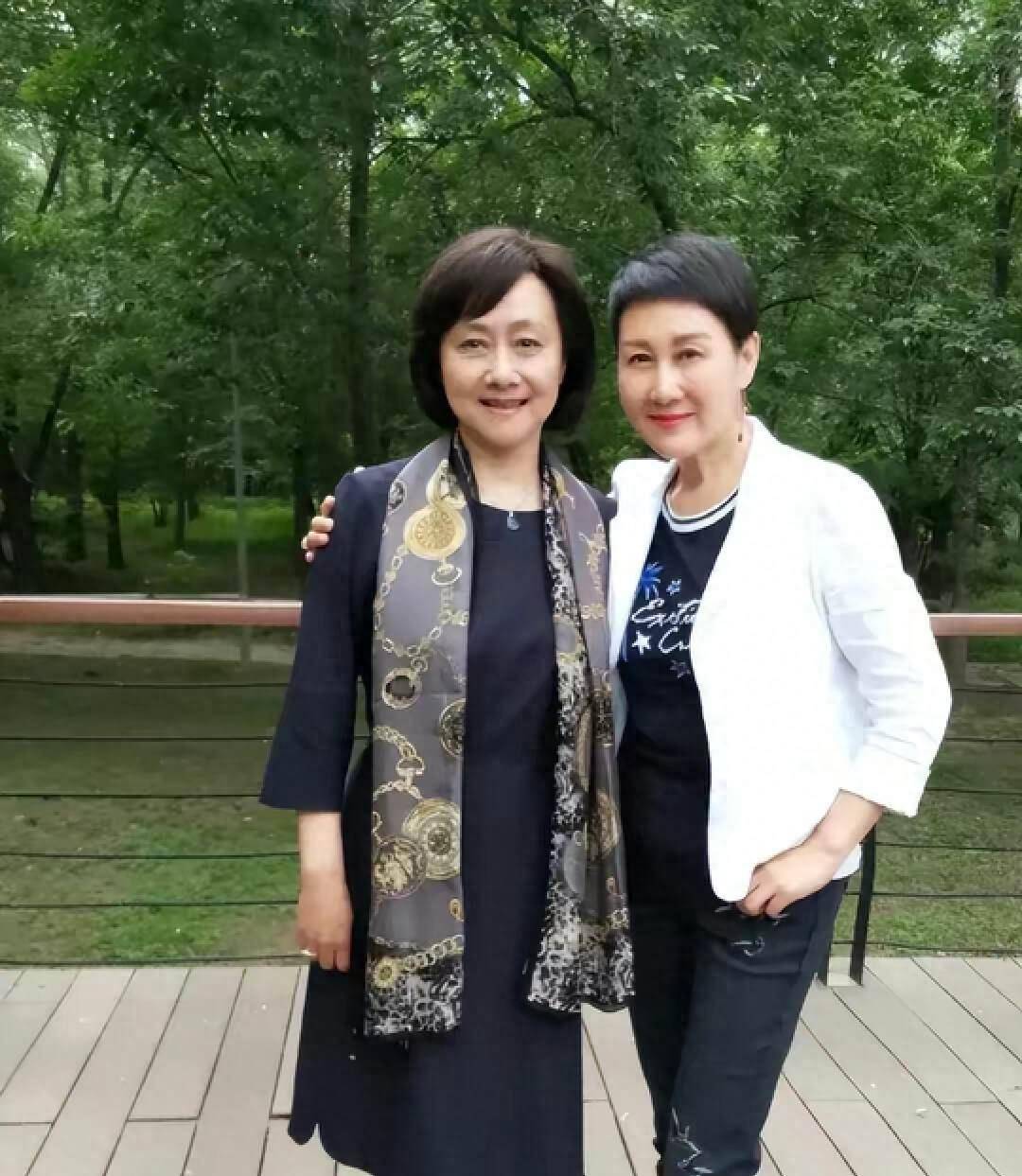 当张凯丽与黄梅莹同框,才发现,60 女人,真就发型