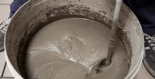 然后再搅拌至生成无粉团,均匀的胶浆,严禁在搅拌时添加水泥,沙子等