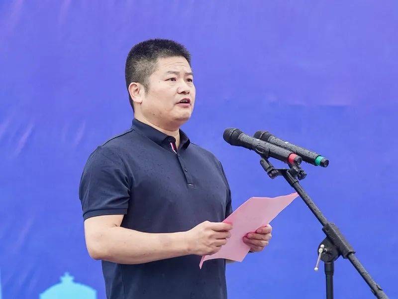 赵春辉宣布陕建六建集团第一届职工运动会开幕.