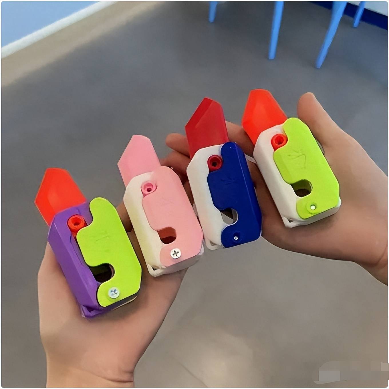 网红玩具"萝卜刀"风靡校园,小学生人手一个,却令家长担忧不已_史莱姆