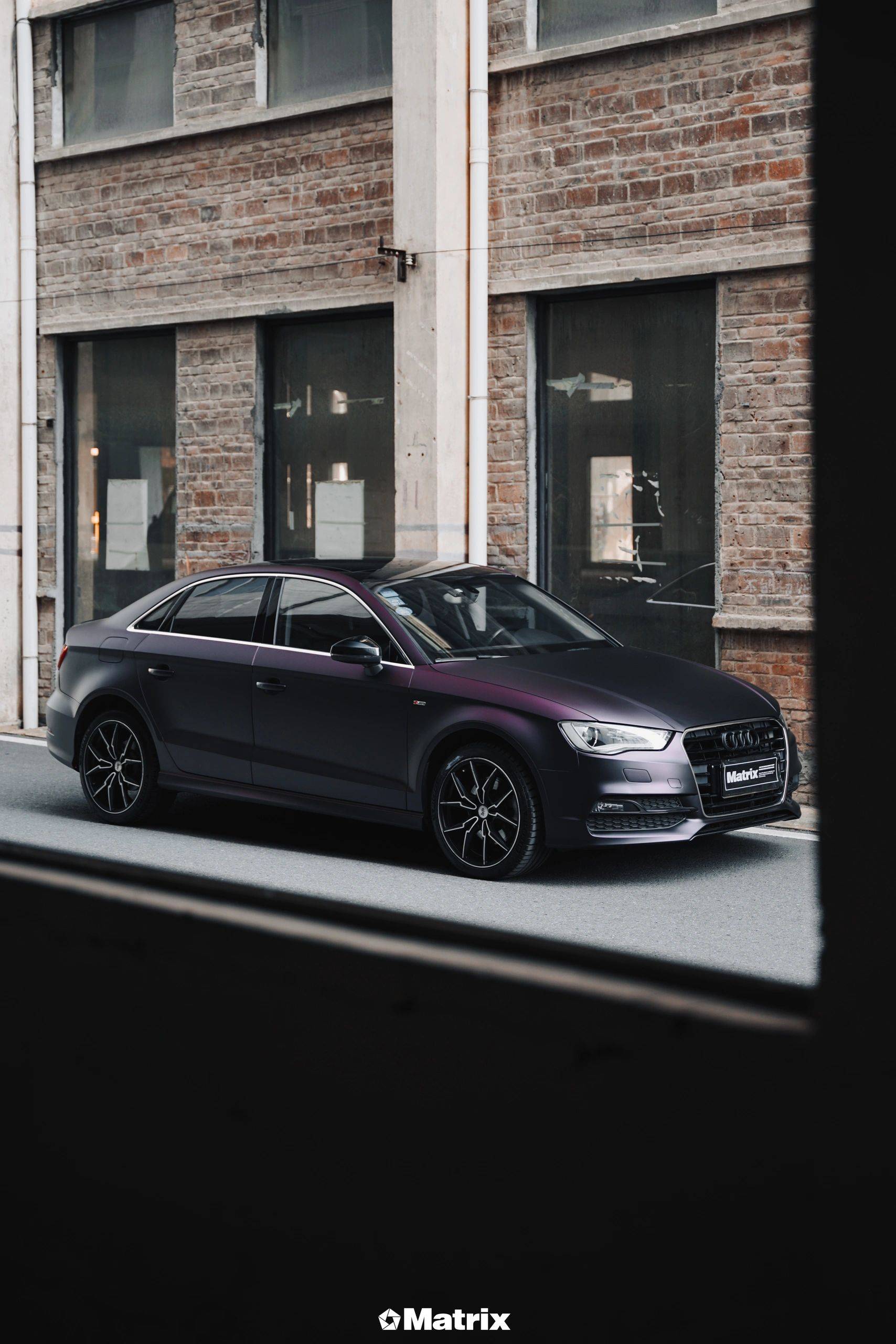 奥迪a3-matrix矩阵改色膜超哑黑幻紫,晴天会像暗夜紫玫瑰般神秘_遇水