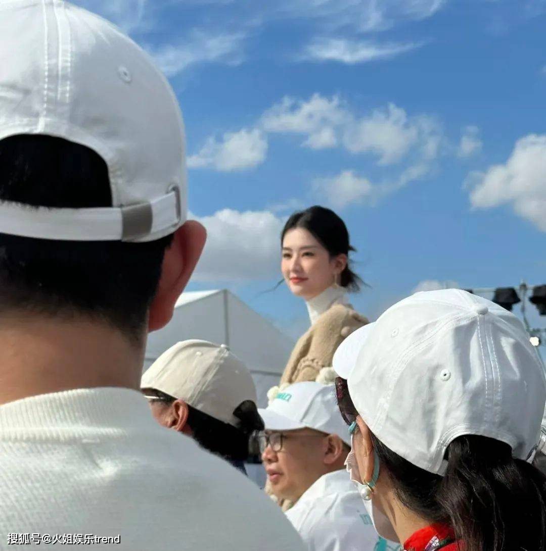 王楚然又撞脸了,她和乔欣比跟刘亦菲更像,却一个戏接到手软一个无戏可