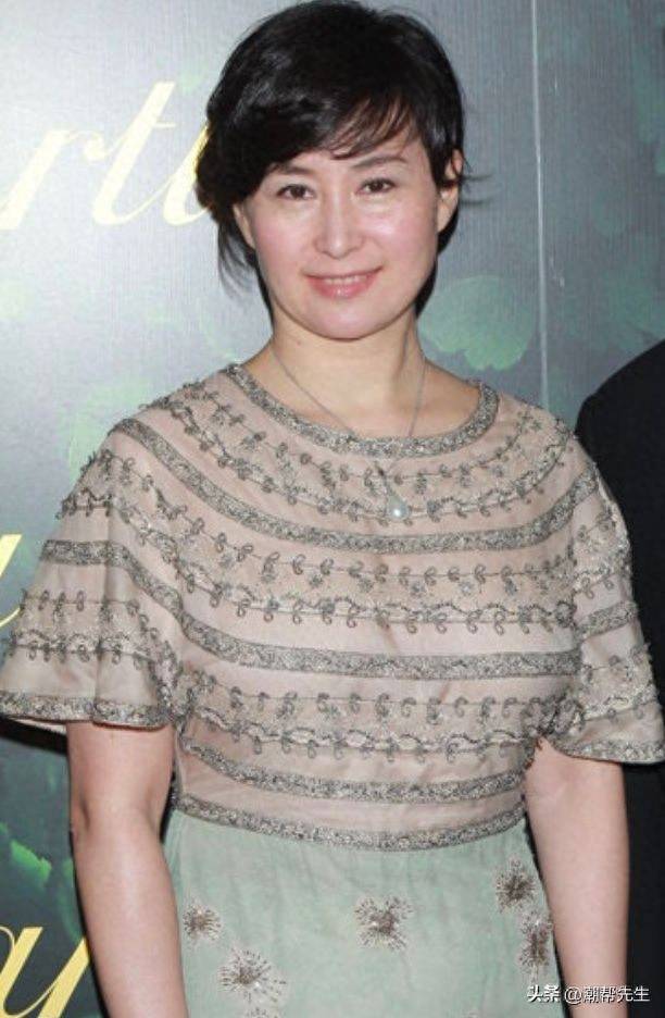 中年女人有"豪门脸"才高级,看何超琼就知道_自然_眼神_显得