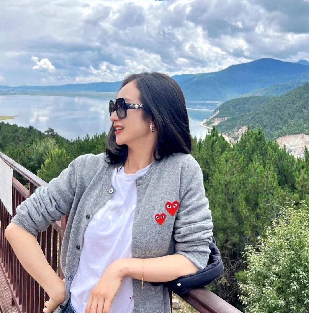 王治郅在20出头时便组建了家庭,第一任女子便是大自己3岁的宋杨,宋杨