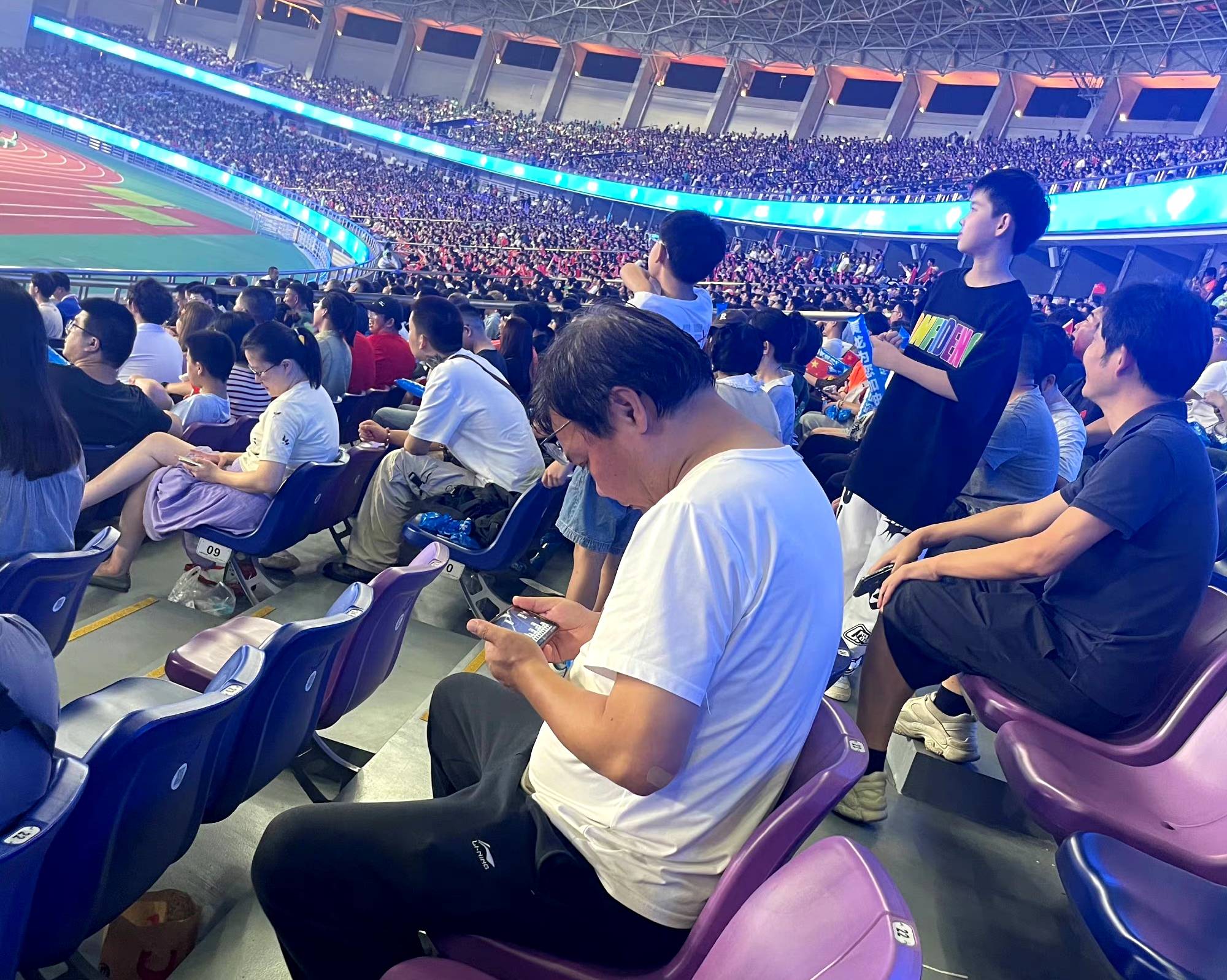 第一张图观众席上的小姐姐正在复习功课,不知道她是对足球不感兴趣