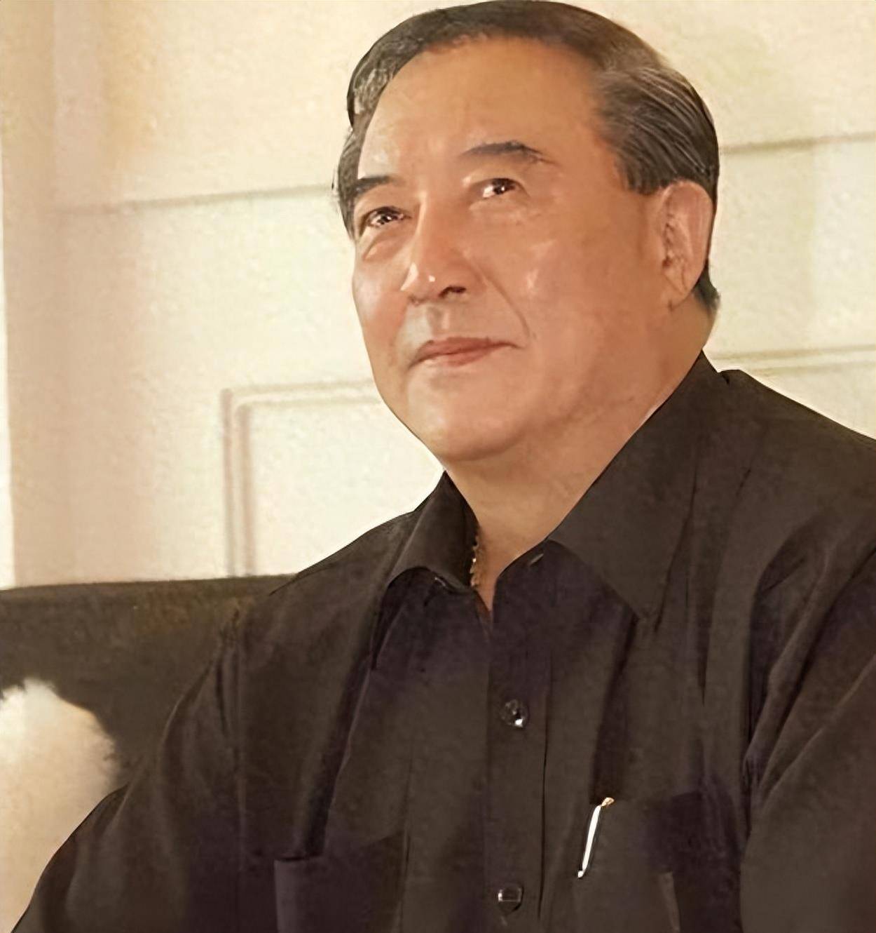 强夺舒淇初夜,枪指刘德华,间接害死古龙,死后连女儿都不肯送葬_柯俊雄