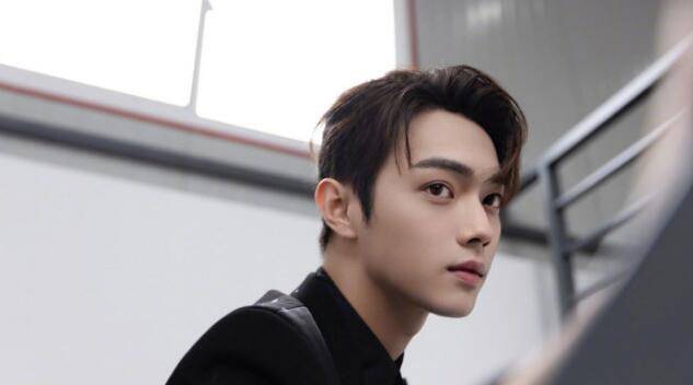 于正眼光有"毒",本以为许凯颜值是一绝,然而8岁的他才是神颜_金绪泽