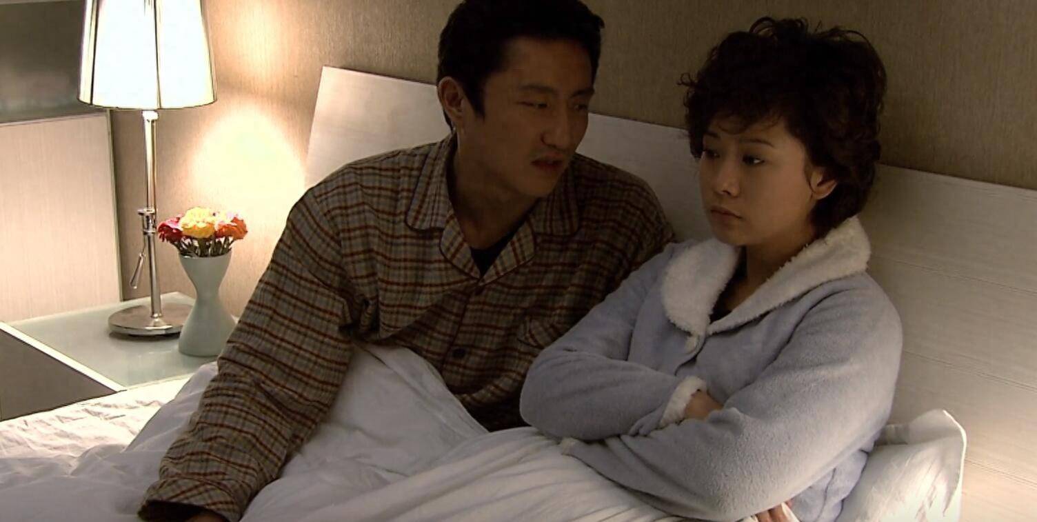 重温《双面胶》:李亚平杀妻后遛狗,才懂他对胡丽娟无爱全是算计_婆婆