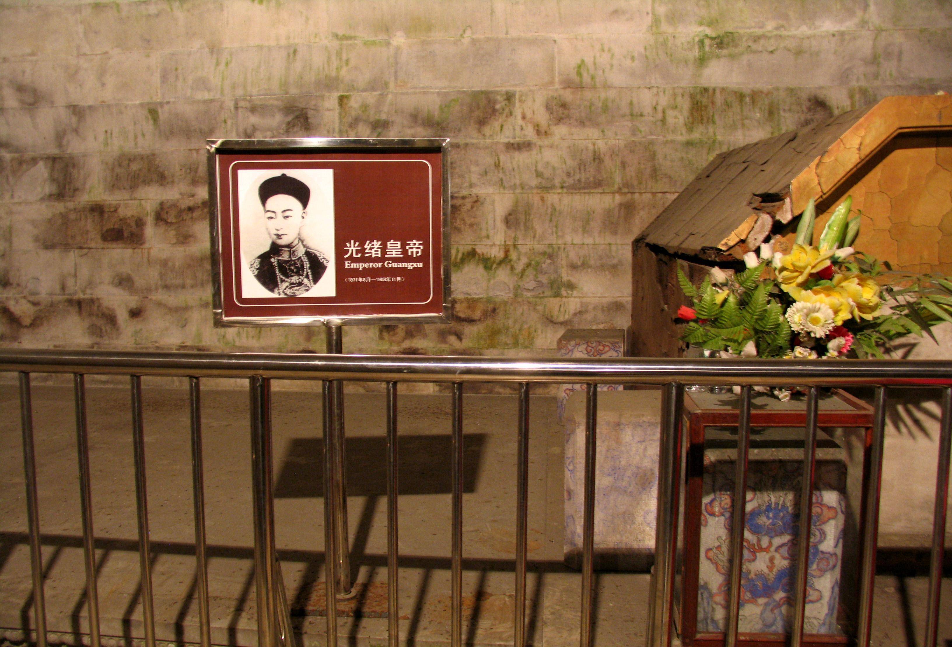 考古队探秘光绪墓,墓内臭气熏天令人作呕,光绪双手紧握神秘宝贝_人员