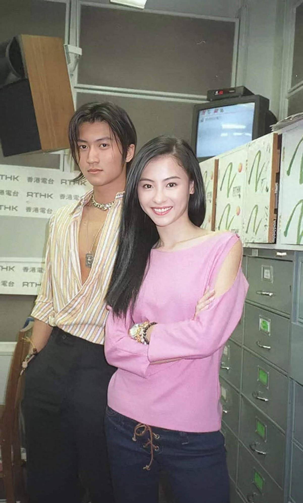 刚和陈晓东分手不久后,小林青霞因为工作受伤,而当时还未和王菲分手的