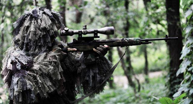 狙击手为啥要在狙击枪身上裹一层麻布?大家可能有所不知!