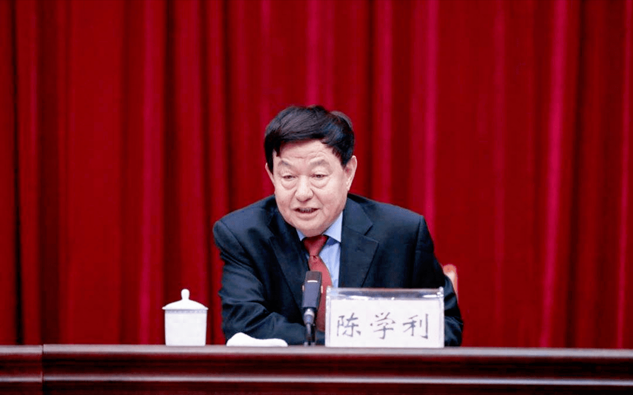 而陈学利通过直接和间接方式持有威海威高国际医疗投资控股有限公司