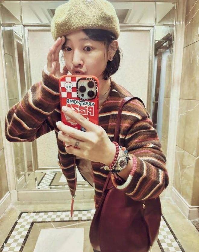 白百何晒出两张自拍照,睡成个大肿眼泡儿,引发热议!_穿着_因为_习惯