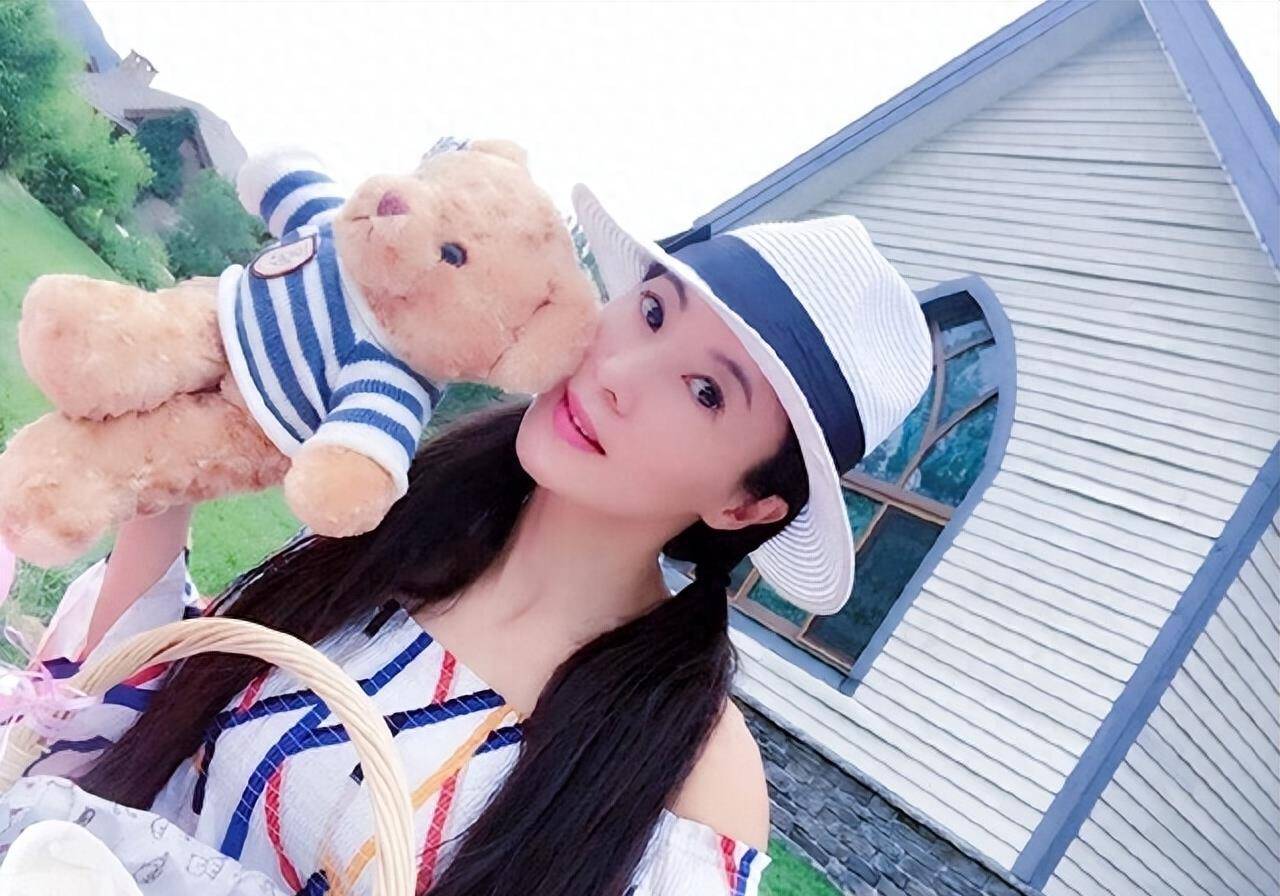 赵雅芝冻龄不算什么,她才厉害,与儿子逛街被误当成兄妹