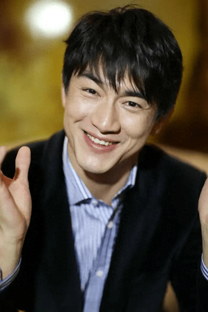 安静时神颜,笑起来眼角纹,括号脸,褶子精,他们把观众骗惨了_一笑_少年