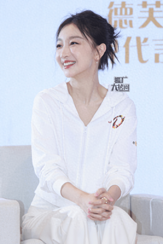 张艺谋新片《坚如磐石》周冬雨再次惊艳,剪短发戴眼镜穿搭很中性_电影