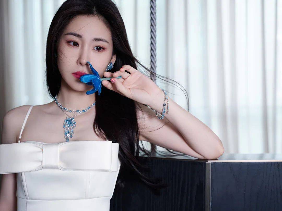 【张碧晨写真美图】一袭白色抹胸长裙,优雅柔美,闪耀施华洛世奇_活动