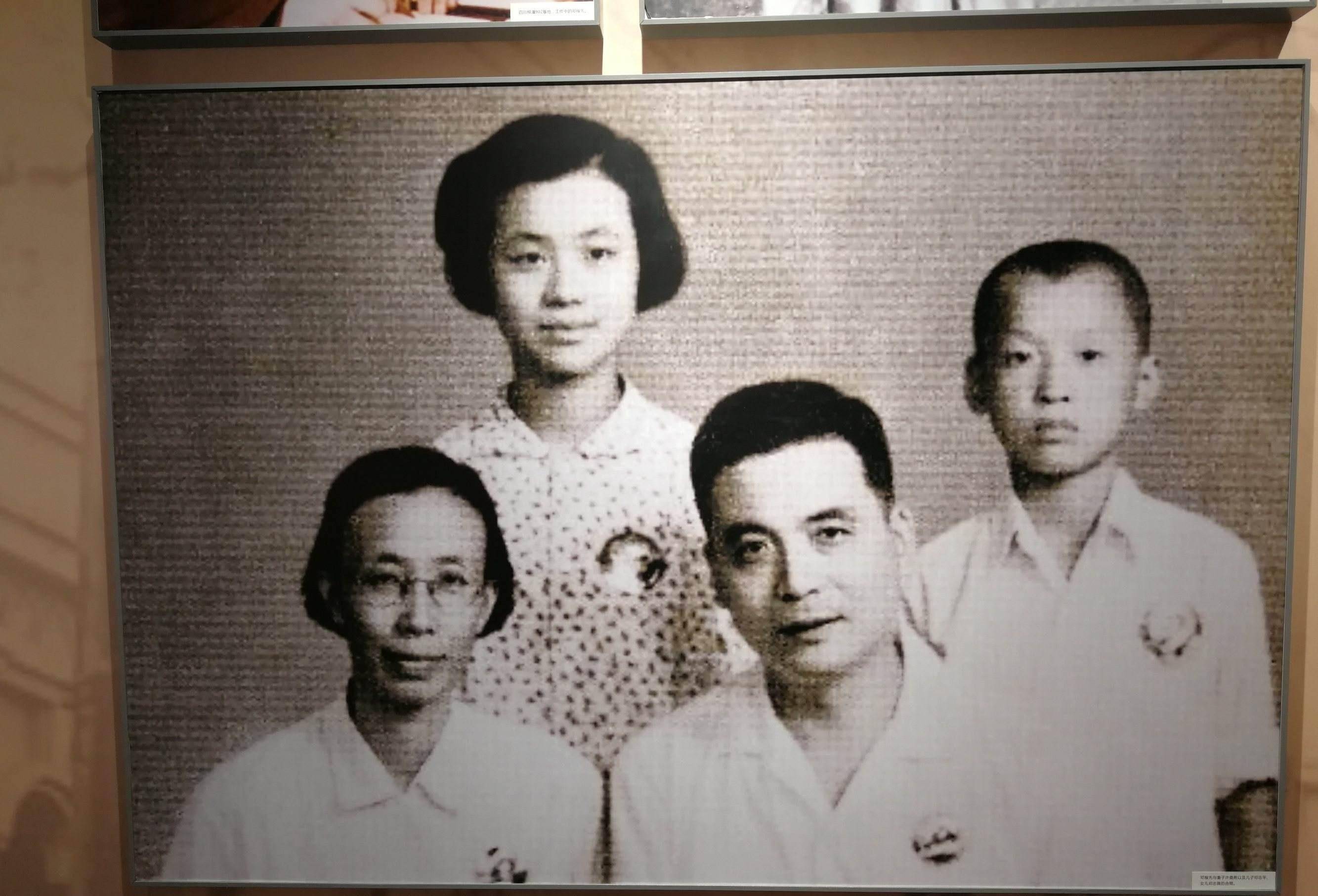 都会骑着车子来接许鹿希……1954年10月,他们有了一个女儿,取名邓志典