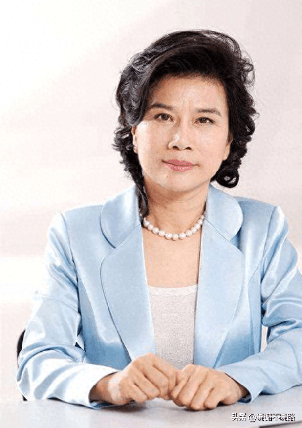 看了68岁董明珠的打扮才发现:穿衣简约,短发微卷,到老都优雅_女性