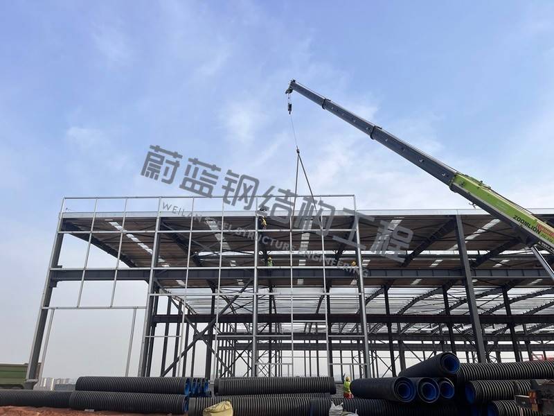 蔚蓝钢构百科:钢结构厂房中的抗风柱起到了哪些作用?