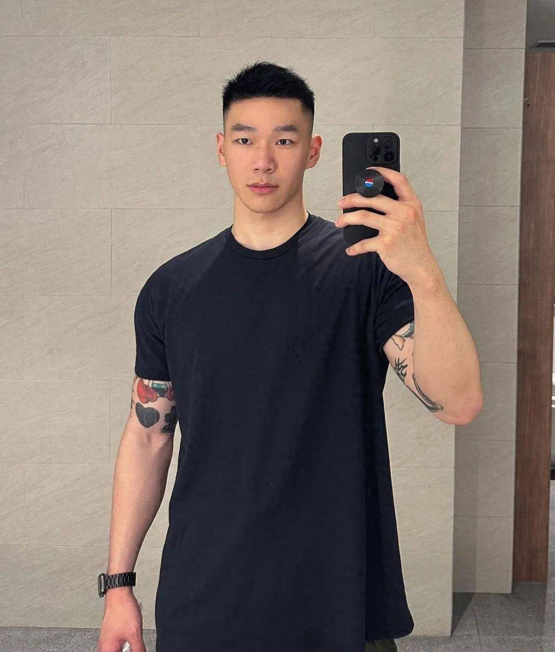 除了铲边前刺发型男生还能弄这3款短发干净又帅气