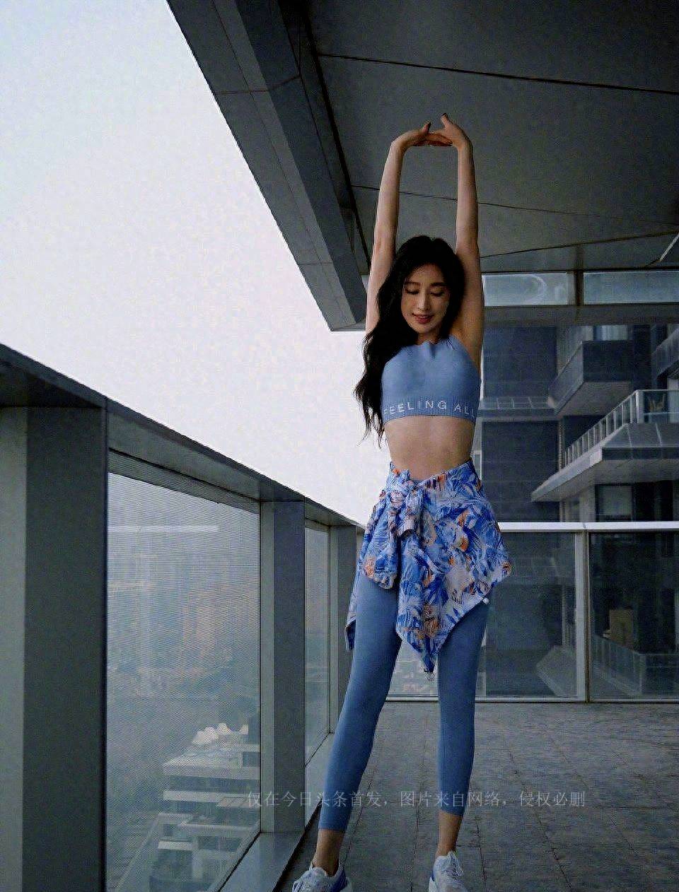 37岁张俪晒健身照,穿瑜伽裤大显身材曲线,所处背景疑似超大豪宅_生活