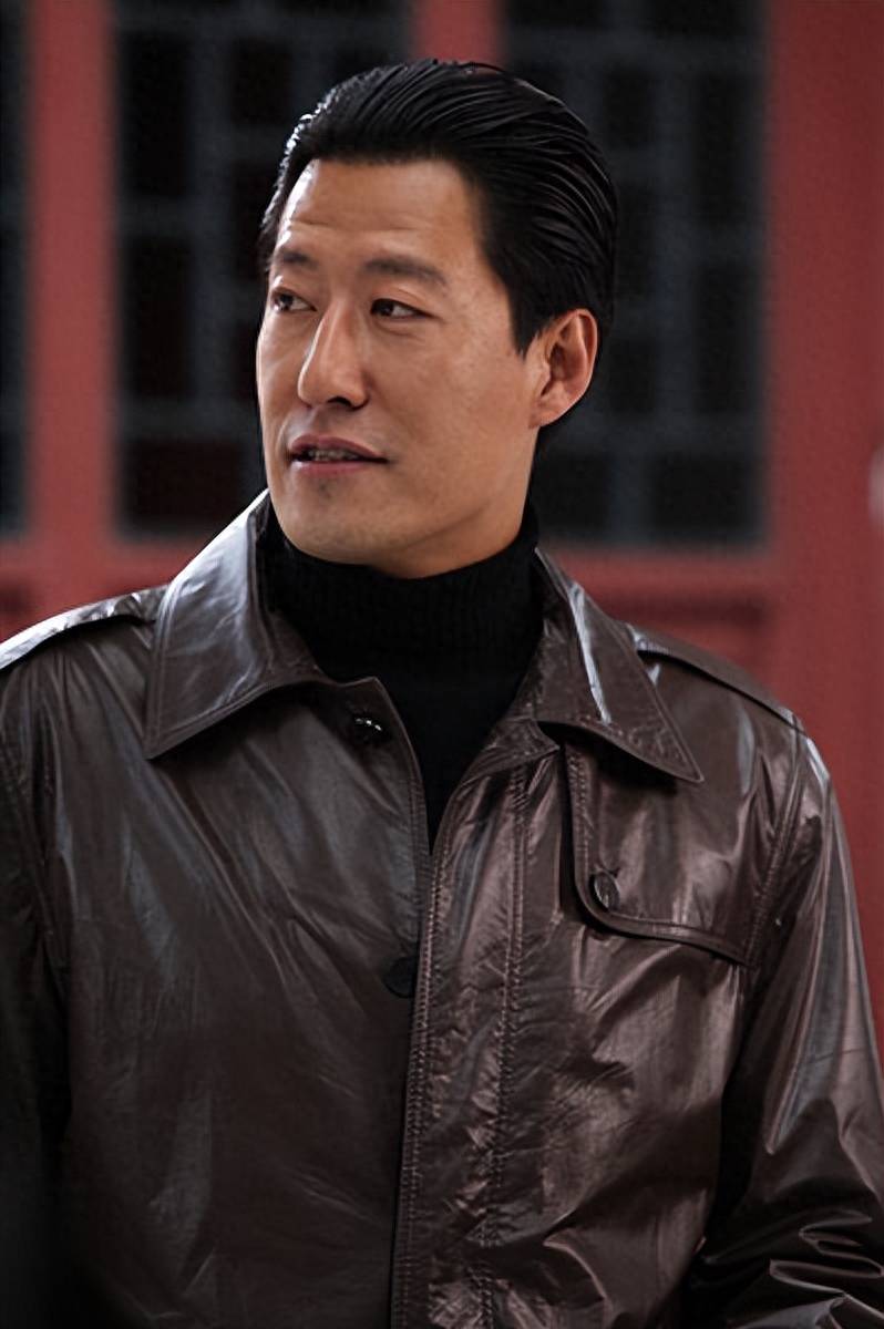 48岁演员于震回归山东老家,住青砖瓦房四合院,房顶舞蹈惊艳全场_生活